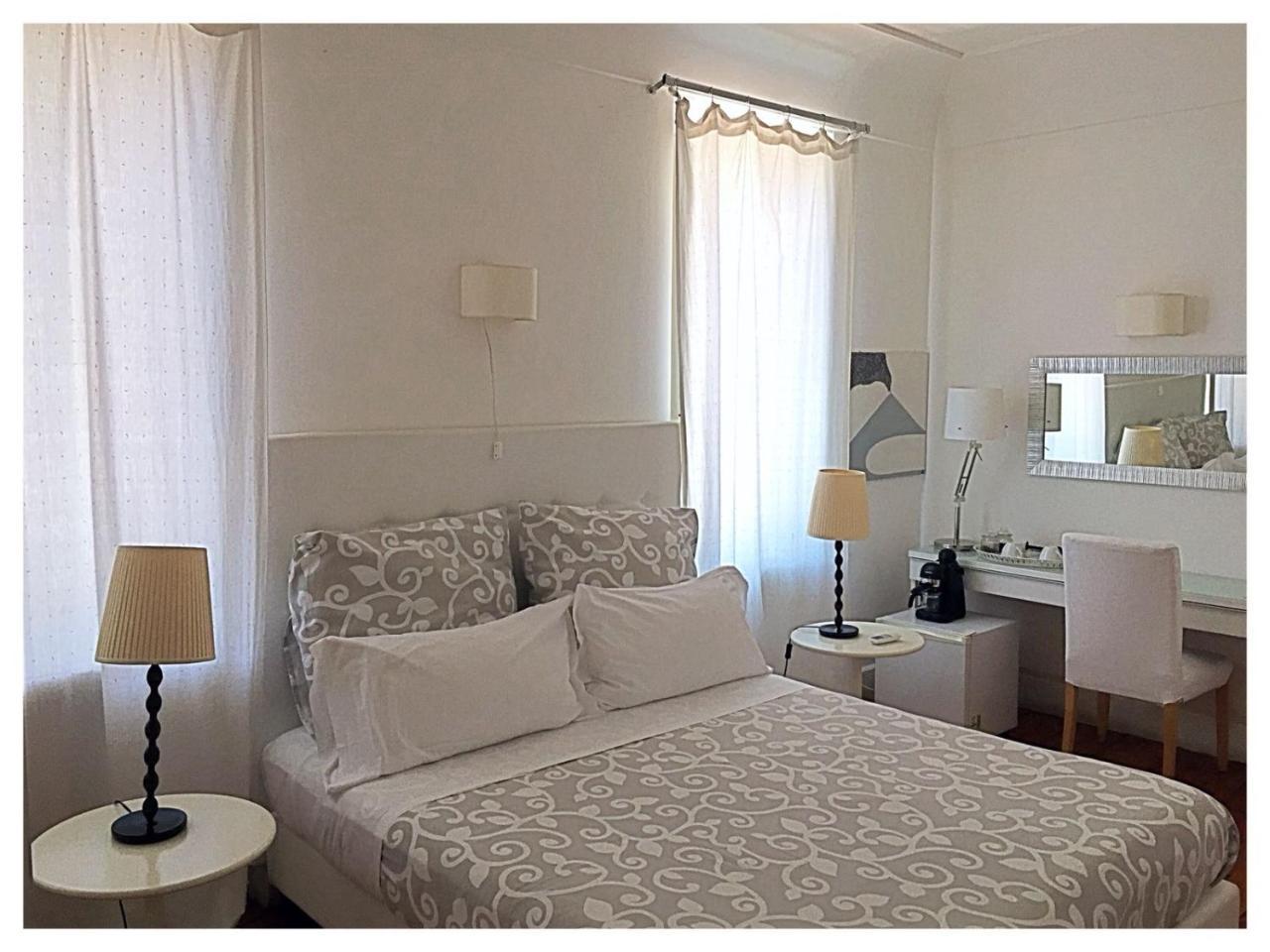 לינה וארוחת בוקר נאפולי Relais Piazza Dei Martiri מראה חיצוני תמונה